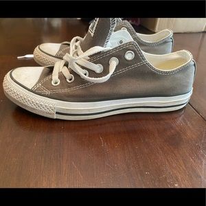 Grey converse low tops